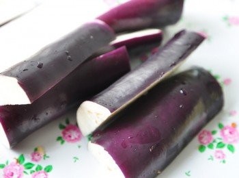 step1: 先簡單把茄子對切並切成對等長度