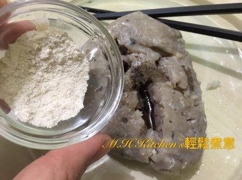 step5: 鯪魚肉加入調味料拌勻