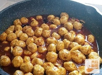 step2: 再加入海鮮醬、蠔油、魚露、糖、熱水和雞湯，煮滾後加入魚蛋炒勻，加蓋小火炆15分鐘