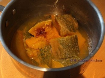 step3: 煲好後皮便很易取走，不用生的時候大力去皮