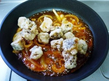 step5: 接著下<span class="group_2">糖醋醬</span>用地瓜粉水勾芡好後，下炸好的魚塊，讓魚塊均勻沾附著醬汁，即可起鍋