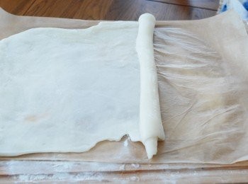 step6: 再捲成圓條狀，再切件即成！（*如粉糰很黏就灑點糕粉）