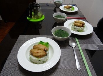 step6: 將菜飯和<a href="https://bit.ly/3zHU5V3" target="_blank" data-keyword="雞翼" class="guide-link"><strong>雞翼</strong></a> <span style="display:inline-block;vertical-align:middle;margin-top:-3px;color:initial;border-radius:3px;padding:2px 3px;font-size:12px;line-height:14px;background:#87d300;color:#fff;">即買</span> 組合，便成為一個美而廉嘅三人餐！