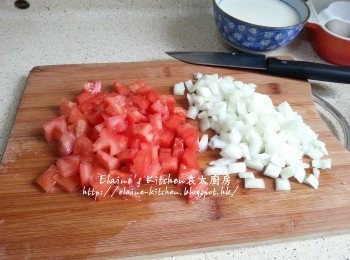 step2: 蕃茄洗淨切粒 , 洋蔥去皮切粒