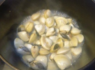 step3: － 加入白蜆，指天椒粒，白酒
－ 轉中大火，加蓋煮5－10分鐘至蜆殼打開