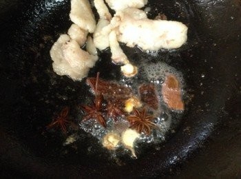 step5: 特別肥的油脂我撿出來煉油了，把香料放入爆出味～