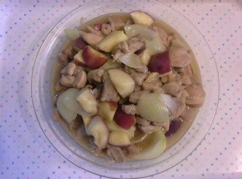 step5: 最後，加入片糖和芡汁攪勻。蓋上
鍋蓋，熄火燴10分鐘即可。