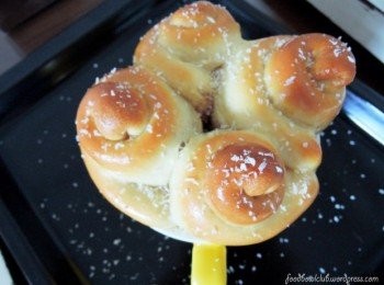 step9: 当面包出炉后，刷上薄薄一层的溶化奶油及撒上少许的椰丝，再将面包置放在架子上冷却。完成！