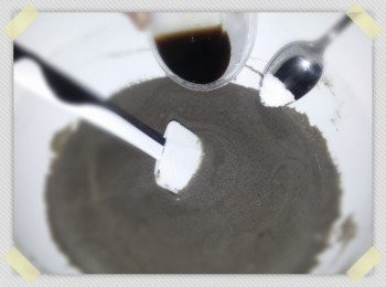 step6: 將黑芝麻雪糕糊轉到一個大碗中，加入雲尼拿香油和幼鹽，攪拌均勻。