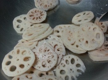 step3: 燒熱鑊落1湯匙油,油滾先落藕片炒勻