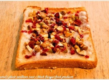 step4: 最後將敲碎後的綜合纖果，直接灑在黑木耳米布丁上即可。