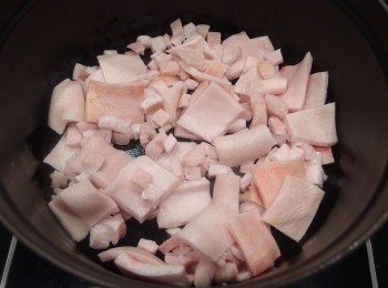 step4: 滷肉燥時可加入水煮蛋一起滷,快完成前20分鐘再放入豆干一起滷。