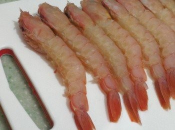 step1: 中蝦清洗抹乾去腸、脚和鬚，在背部輕切一刀，加入鹽及胡椒粉醃15分鐘。