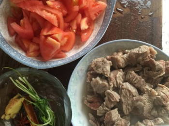 step1: 牛腩洗淨切塊，燒開水，焯至變色，撈出，洗淨備用；
番茄洗淨去皮，切成小塊，備用。