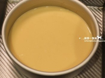 step6: 過篩兩次後，倒入底部<span class="group_1">焦糖果凍</span>已凝固的蛋糕模內備用。