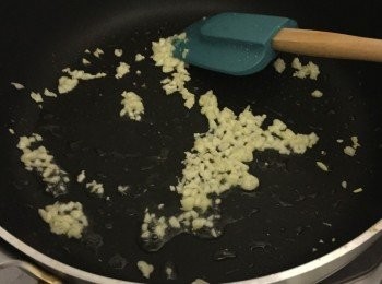step2: 燒熱油鑊，中火加入一半蒜蓉快炒及香味突出，可半煎炸蒜蓉先上碟或留在鑊上，加入<a href="https://bit.ly/3zHU5V3" target="_blank" data-keyword="雞翼" class="guide-link"><strong>雞翼</strong></a> <span style="display:inline-block;vertical-align:middle;margin-top:-3px;color:initial;border-radius:3px;padding:2px 3px;font-size:12px;line-height:14px;background:#87d300;color:#fff;">即買</span> (皮向下)，平放在鑊子中，煎約1-2分鐘再反轉煎香另一邊，若期間太大火太乾身，可加少許水