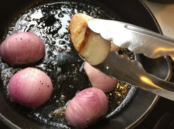 step2: 洋蔥切開一半，用鹽和黑胡椒調味。用橄欖油煎十分鐘。然後放入焗爐， 180度焗15分鐘至熟透。