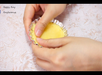 step9: 用兩隻手指公由中心開始推開，正至<span class="group_1">撻皮</span>厚度完全平均撻模。