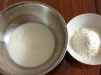 step1: 將低筋麵粉過篩後加入牛奶中，攪拌均勻至無顆粒。