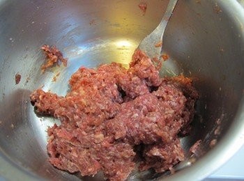 step1: 豬絞肉與鹽、白胡椒、醬油攪拌約5分鐘至有黏性。