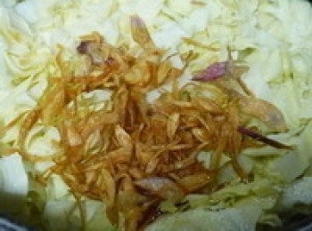 step6: 等飯都熟了以後，起鍋前再把手工蔥油酥加入，翻炒均勻，如果味道偏淡，可適量加入鹽巴