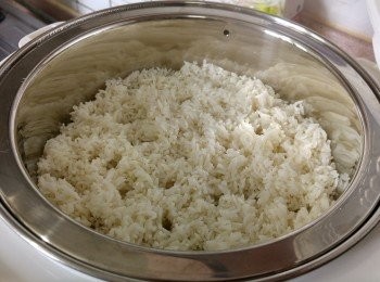 step2: 放有孔容器中隔水蒸約40分鐘至熟透（中途用飯勺翻動糯米數次）