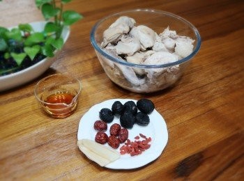 step1: 先準備好所需<span class="group_1">材料</span>，紹興酒也可用一般米酒取代