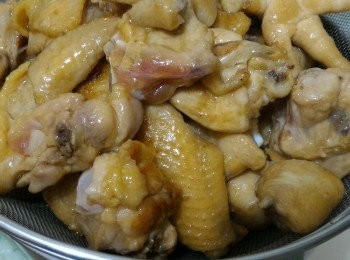 step3: 把油燒熱下雞件，將雞件半煎炸至兩面稍為金黄，撈起瀝油。