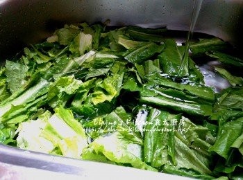 step5: 期間將油麥菜切段 , 放入盆內加少許鹽用水浸過面10分鐘 , 洗淨瀝乾水份備用
