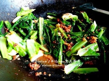 step11: 蓋上蓋用慢火煮3分鐘至菜軟身熟透 , 再放入少許肉燥拌炒數分鐘即可