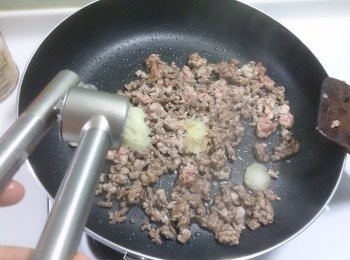 step2: 取平底鍋不放油中大火，先放入牛豬絞肉炒香➡蒜頭