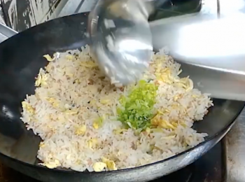 step6: 炒到飯粒係鑊中粒粒跳舞時落蔥花 , 炒到有香味就完成