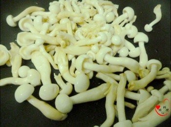 step1: 將雪白菇洗淨放入鍋中