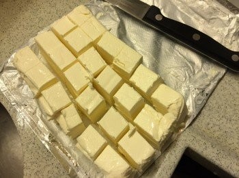 step1: 將忌廉芝士切成小粒