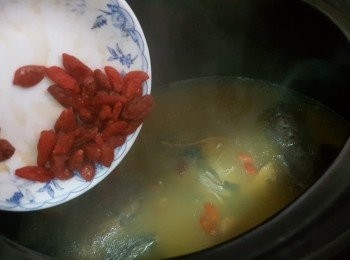 step8: 加入枸杞，再煲30分鐘