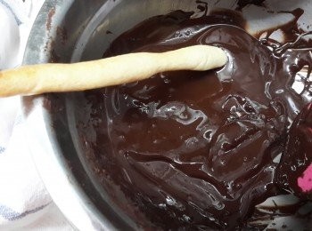 step8: 用微波爐或隔水加熱，將巧克力溶化，然後用餅乾條沾上巧克力漿