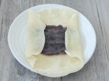 step5: 將豆沙塗在薄餅中間，然後將薄餅摺成信封狀