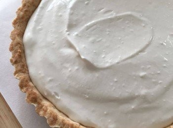 step8: 組合︰
純素芝士忌廉倒入撻皮內，用蛋糕刮抹平。
放上草莓即可。
冷藏後享用更美味！