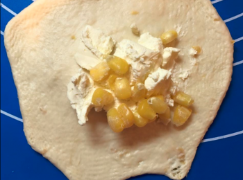 step2: 發酵好後包餡料，之後做造型。
進行二發！