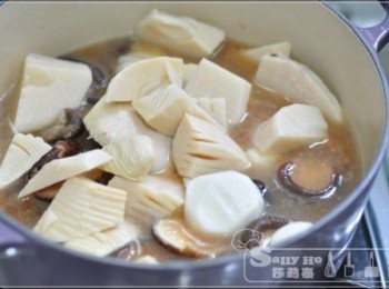 step4: 加水及雞湯，下腐乳、南乳及磨豉醬，水要過所有材料，

再加入馬碲、冬菇及冬筍，炆半小時，熄火焗半小時，

連續做3次即可，時間自行調整。