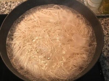 step2: 煮沸一鍋水，水裡加2茶匙鹽，下麵條煮到自己喜歡的口感後取出瀝乾備用。