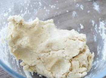 step2: 再篩入麵粉、泡打粉和梳打粉，拌勻，加入雞蛋。再加入核桃碎，再用手堆成麵糰，如麵糰太乾，可加點牛奶