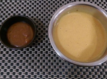 step6: 焦糖稍微冷卻之後，把一半的原味奶酪糊倒出來和煮好的焦糖混合，也可以剩一點焦糖做最後的裝飾用