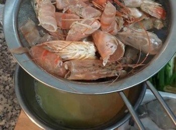 step5: 用濾網濾掉蝦殼後，留下金黃<span class="group_3">蝦高湯</span>備用。