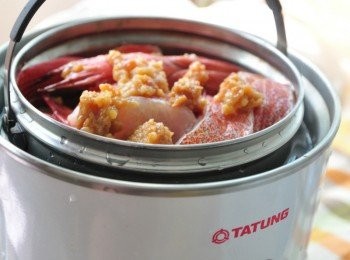 step4: 將<span class="group_1">食材</span>放入電鍋燉煮至電源跳起囉~