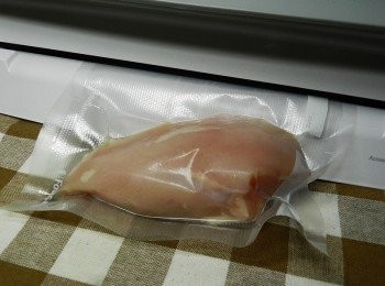 step1: 先用真空包裝機把雞腿肉真空包裝起來~