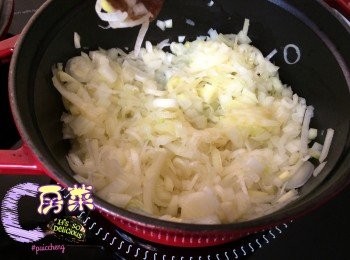 step2: 燒熱煲, 蔥白粒, 洋蔥粒, 牛油炒軟至金黃色, 期間可加蝦湯炒, 避免燶