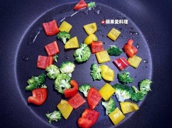step6: 放入紅椒、黃椒、青花椰，倒少許水（約20ml），蓋鍋蓋，燜煮20秒後，打開鍋蓋。