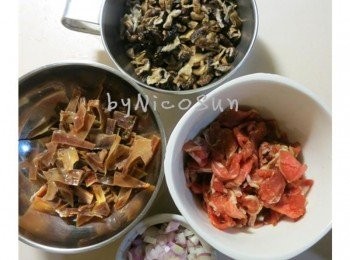 step2: 1.魷魚乾切小段.泡水加一小匙米酒備用 2.香菇泡水 切段備用 3.肉絲少許醬油胡椒抓醃備用4.紅蔥頭切碎備用
