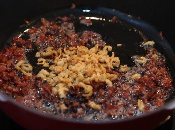 step4: (4) 熱鑊下油，先炒香臘腸，之後加入蝦米炒香(炒大約2-3分鐘)
